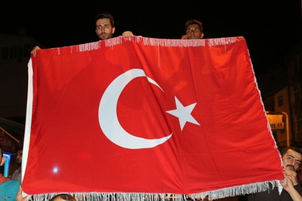 Foto - Türkiye darbeye karşı durdu!