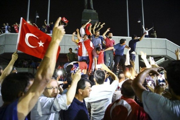Foto - Türkiye darbeye karşı durdu!