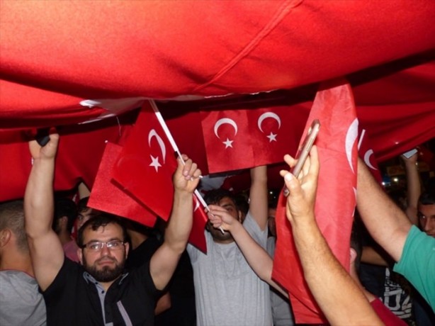 Foto - Türkiye darbeye karşı durdu!