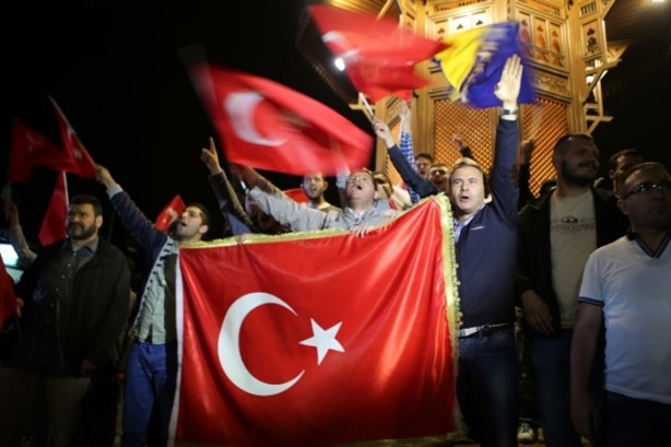 Foto - Türkiye darbeye karşı durdu!