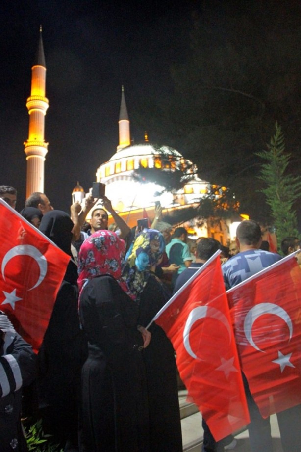 Foto - Türkiye darbeye karşı durdu!