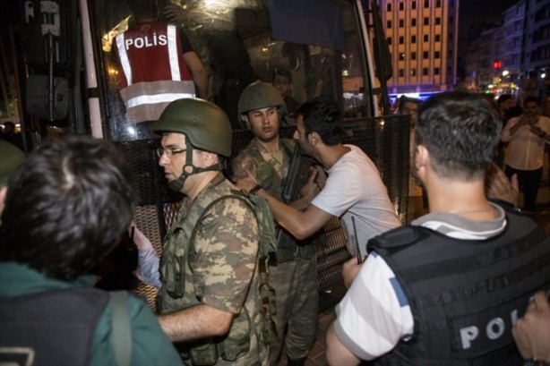 Foto - Türkiye darbeye karşı durdu!