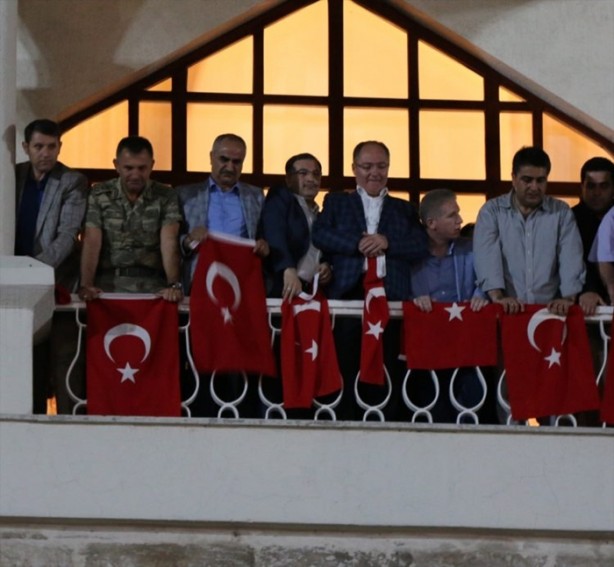 Foto - Türkiye darbeye karşı durdu!