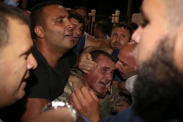Foto - Türkiye darbeye karşı durdu!