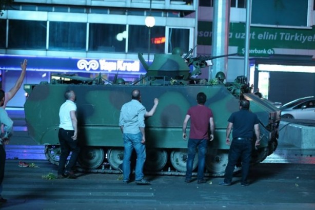 Foto - Türkiye darbeye karşı durdu!