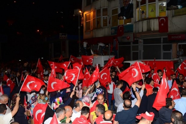 Foto - Türkiye darbeye karşı durdu!