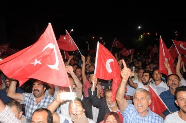 Foto - Türkiye darbeye karşı durdu!
