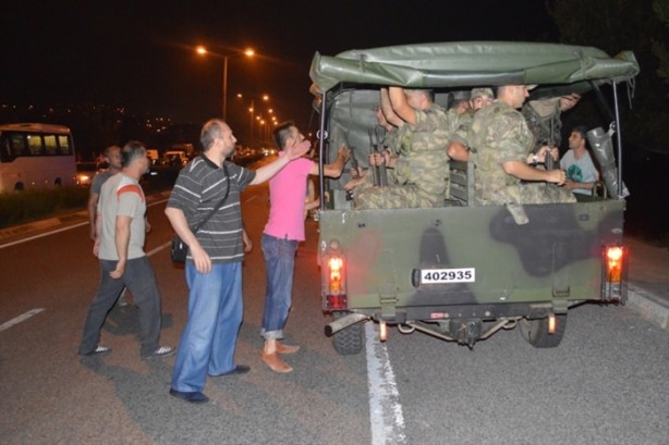 Foto - Türkiye darbeye karşı durdu!
