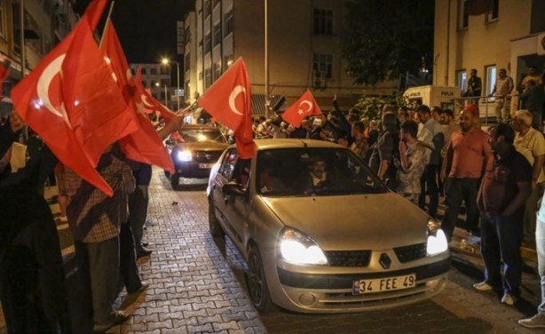 Foto - Türkiye darbeye karşı durdu!