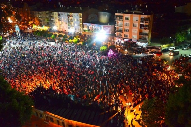 Foto - Türkiye darbeye karşı durdu!