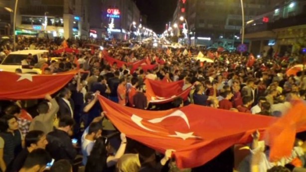 Foto - Türkiye darbeye karşı durdu!