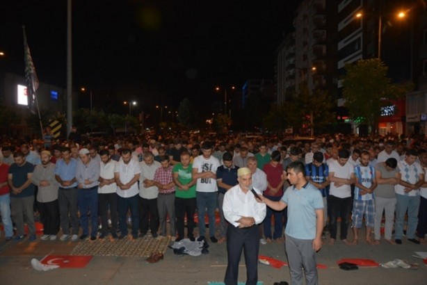 Foto - Türkiye darbeye karşı durdu!