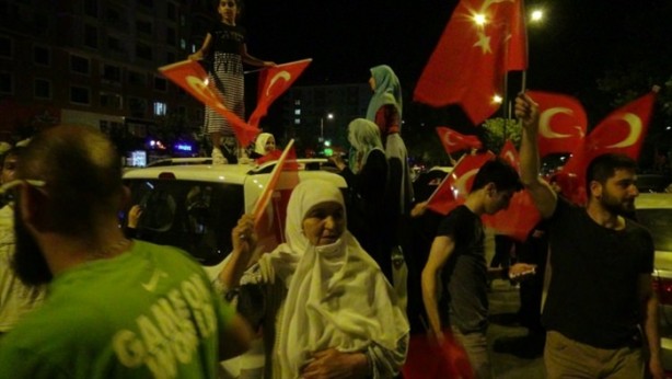 Foto - Türkiye darbeye karşı durdu!