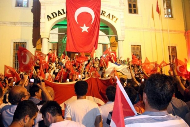 Foto - Türkiye darbeye karşı durdu!