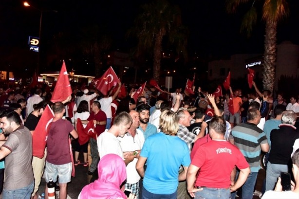 Foto - Türkiye darbeye karşı durdu!