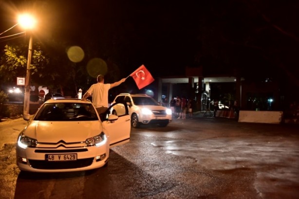 Foto - Türkiye darbeye karşı durdu!