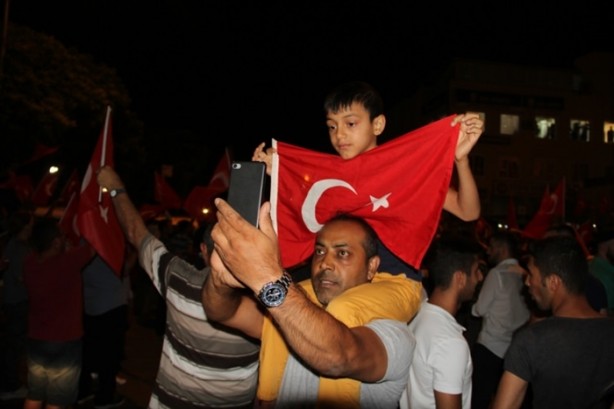 Foto - Türkiye darbeye karşı durdu!