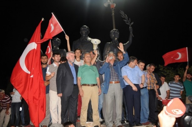Foto - Türkiye darbeye karşı durdu!