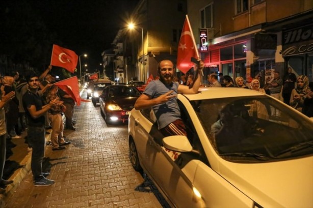 Foto - Türkiye darbeye karşı durdu!