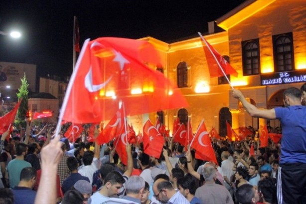 Foto - Türkiye darbeye karşı durdu!