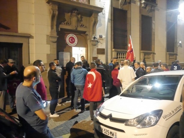 Foto - Türkiye darbeye karşı durdu!