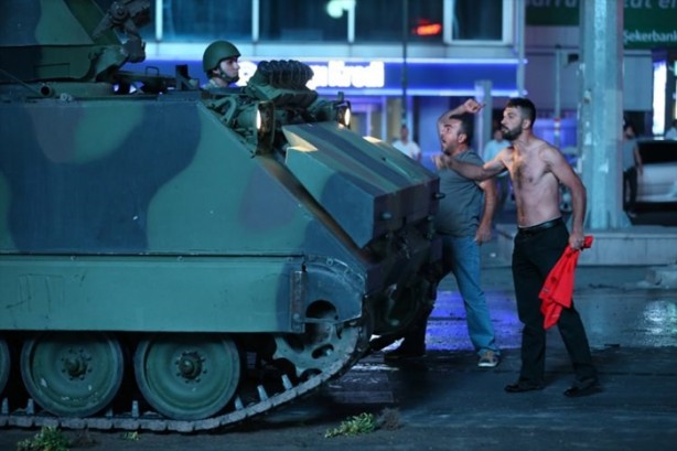 Foto - Türkiye darbeye karşı durdu!