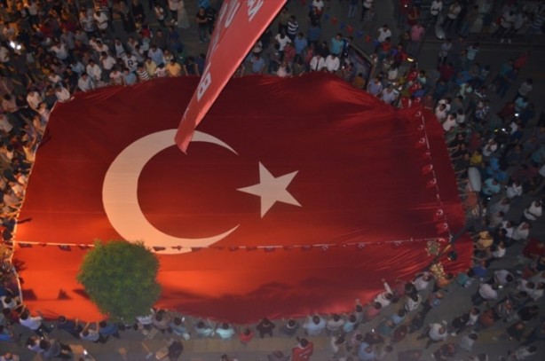 Foto - Türkiye darbeye karşı durdu!