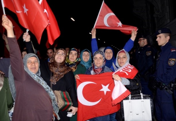 Foto - Türkiye darbeye karşı durdu!