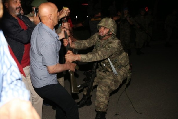 Foto - Türkiye darbeye karşı durdu!