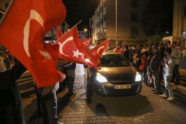 Foto - Türkiye darbeye karşı durdu!