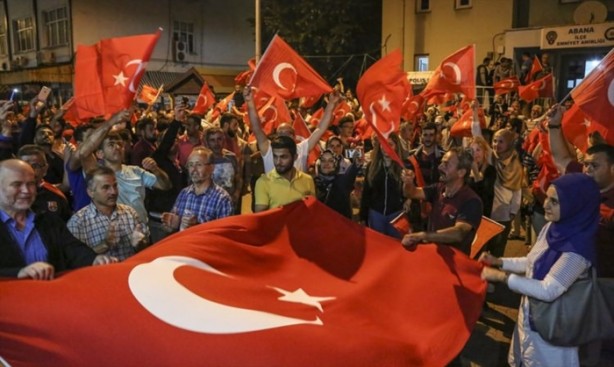 Foto - Türkiye darbeye karşı durdu!