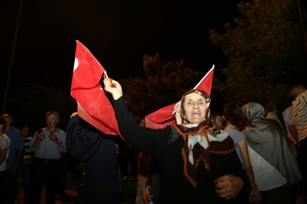 Foto - Türkiye darbeye karşı durdu!