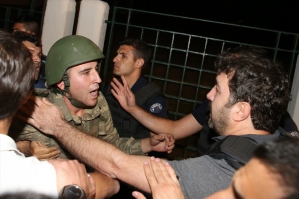 Foto - Türkiye darbeye karşı durdu!