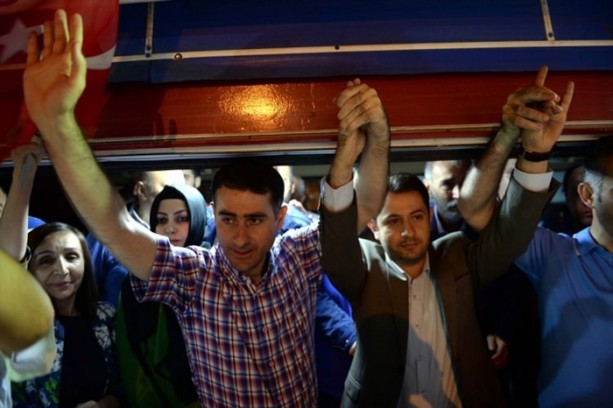Foto - Türkiye darbeye karşı durdu!