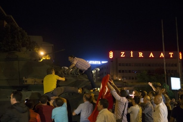  Türkiye darbeye karşı durdu!
