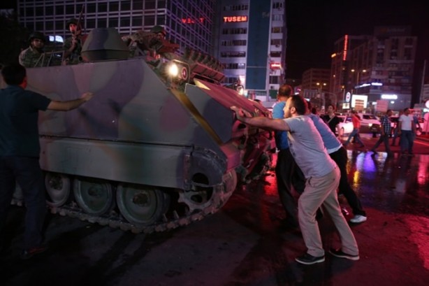 Foto - Türkiye darbeye karşı durdu!