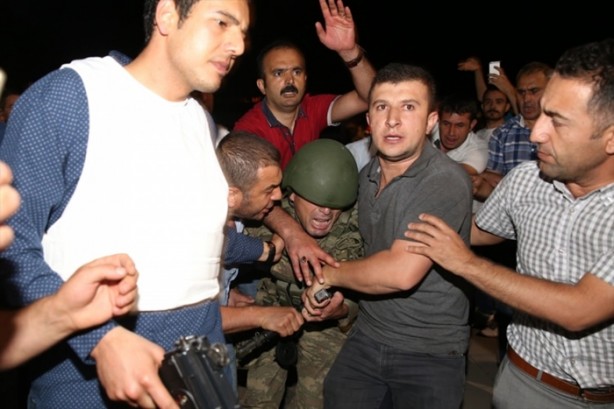 Foto - Türkiye darbeye karşı durdu!