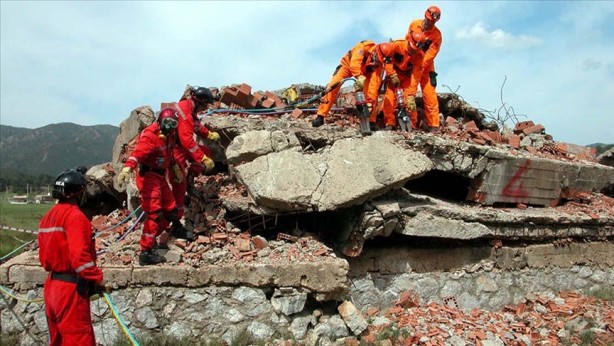 Foto - Türkiye depremi sonrası İran apar topar harekete geçti! İHA'lar ve uçaklar havalandı
