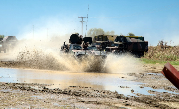 Foto - Türkiye depremle boğuşurken iki ülkeden sinsi adım! Helikopterler havalandı, tanklar ilerlemeye başladı