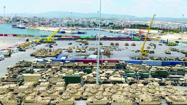 Foto - Türkiye'ye karşı sinsi adım! İşgal hazırlıkları mı? 2 Avrupa ülkesi Yunanistan'a dünyanın en büyük savaş gemilerini yolladı