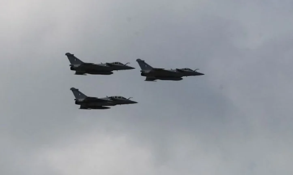 Foto - Türkiye'ye karşı sinsi adım! İşgal hazırlıkları mı? 2 Avrupa ülkesi Yunanistan'a dünyanın en büyük savaş gemilerini yolladı