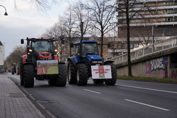 Foto - Türkiye düşmanı Cem, Almanya'yı batırdı! Binlerce kişi sokağa indi! Görüntüler tam bomba