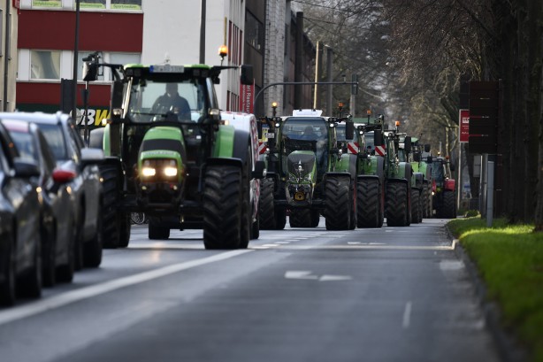 Foto - Türkiye düşmanı Cem, Almanya'yı batırdı! Binlerce kişi sokağa indi! Görüntüler tam bomba