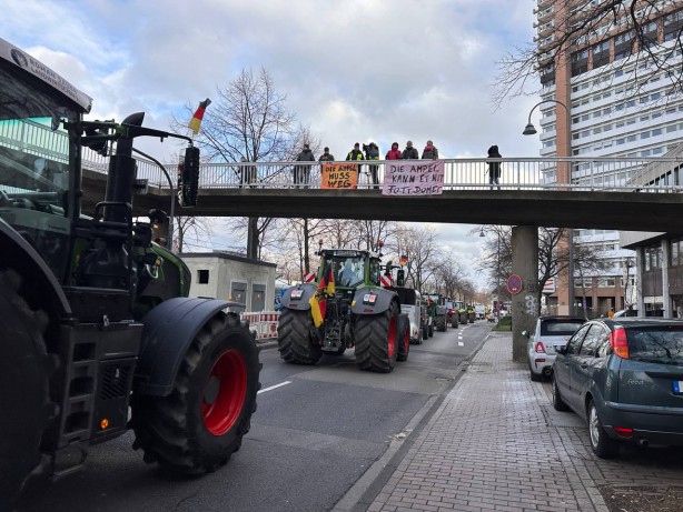 Foto - Türkiye düşmanı Cem, Almanya'yı batırdı! Binlerce kişi sokağa indi! Görüntüler tam bomba