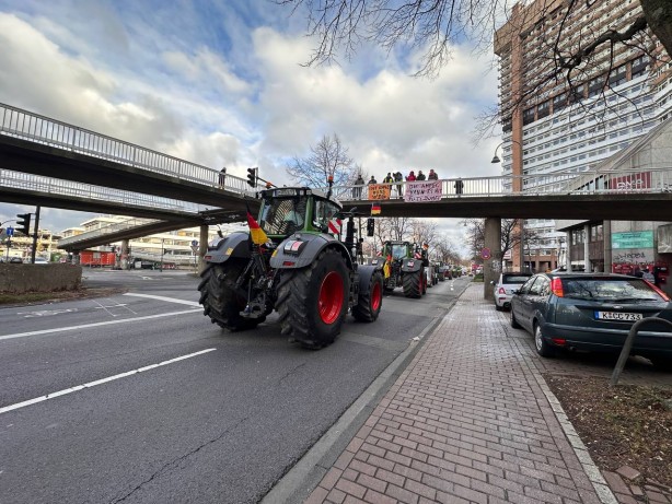 Foto - Türkiye düşmanı Cem, Almanya'yı batırdı! Binlerce kişi sokağa indi! Görüntüler tam bomba