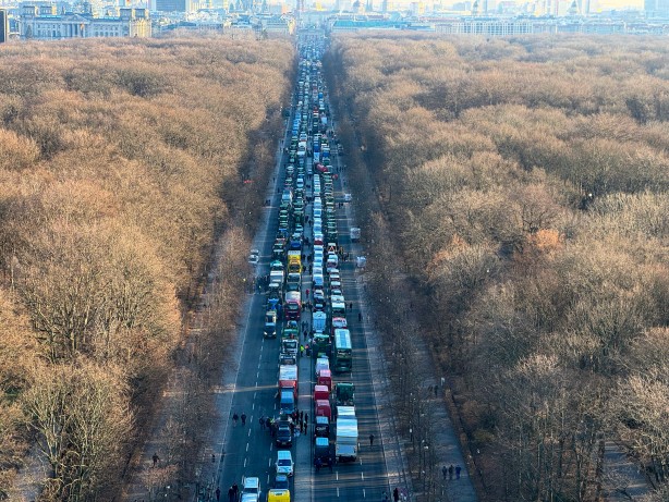 Foto - Türkiye düşmanı Cem, Almanya'yı batırdı! Binlerce kişi sokağa indi! Görüntüler tam bomba