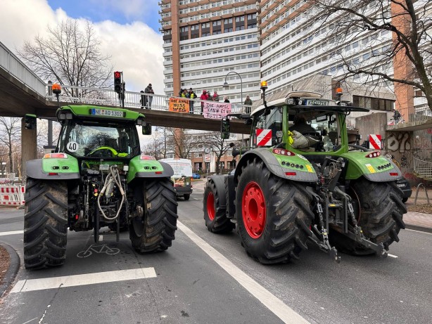 Foto - Türkiye düşmanı Cem, Almanya'yı batırdı! Binlerce kişi sokağa indi! Görüntüler tam bomba