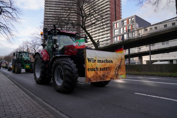 Foto - Türkiye düşmanı Cem, Almanya'yı batırdı! Binlerce kişi sokağa indi! Görüntüler tam bomba