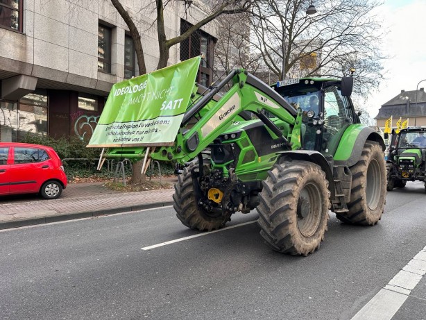 Foto - Türkiye düşmanı Cem, Almanya'yı batırdı! Binlerce kişi sokağa indi! Görüntüler tam bomba