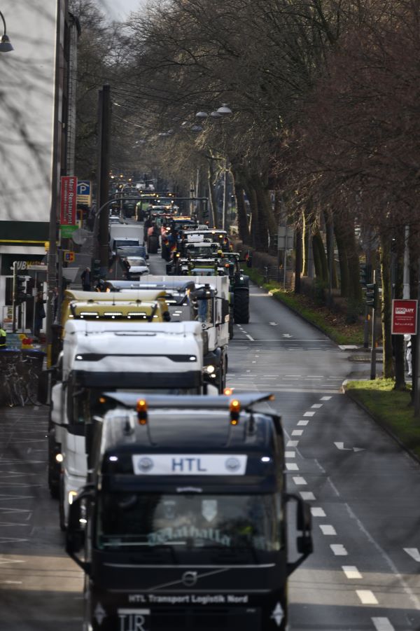 Foto - Türkiye düşmanı Cem, Almanya'yı batırdı! Binlerce kişi sokağa indi! Görüntüler tam bomba